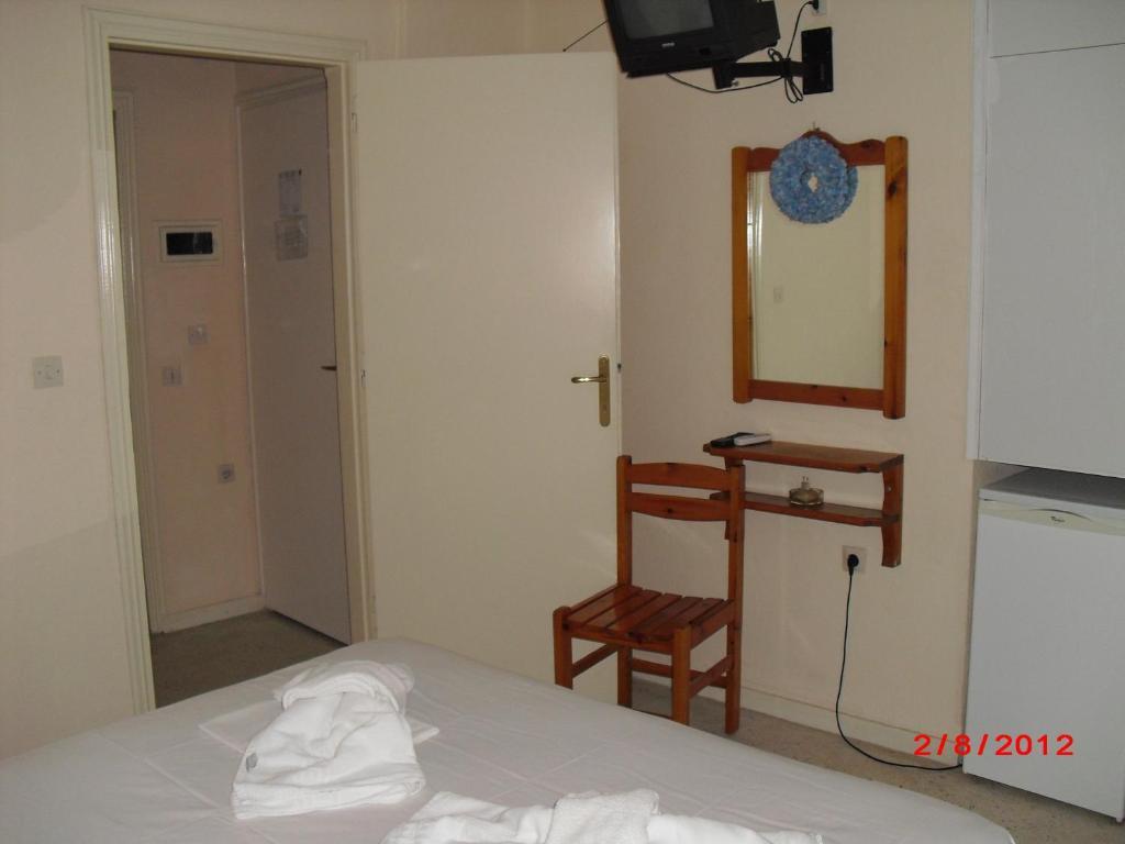 Kangaroo Hotel Mola Kalyva Habitación foto
